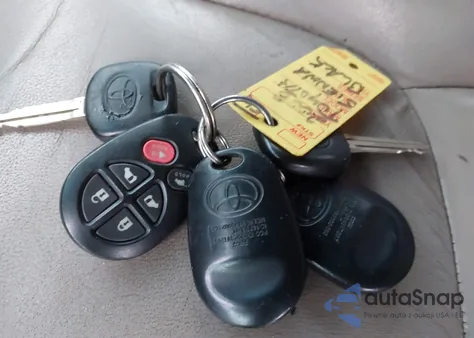 2008 Toyota Sienna Limited z USA, uszkodzony, nr VIN 5TDBK22C08S018318